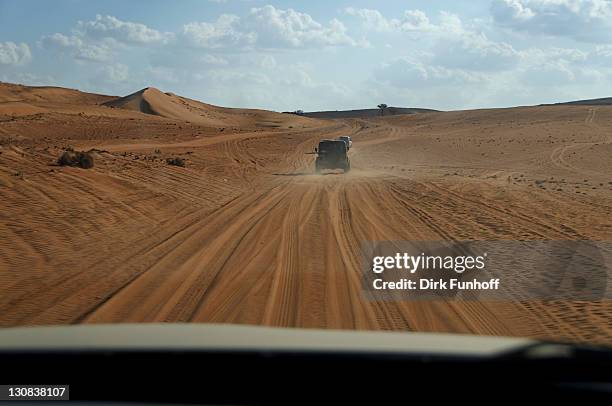 trip in the desert wahiba sands, al wasil, oman, middle east - tire car middle east stock-fotos und bilder