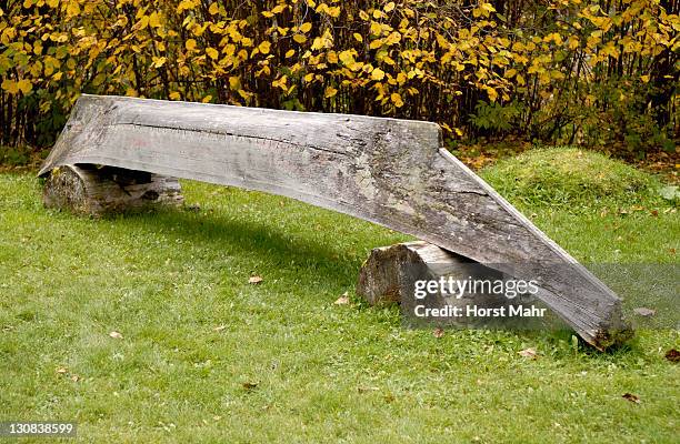 native american logboat, k'san historical village museum, hazelton, british columbia, canada, north america - dugout canoe stockfoto's en -beelden