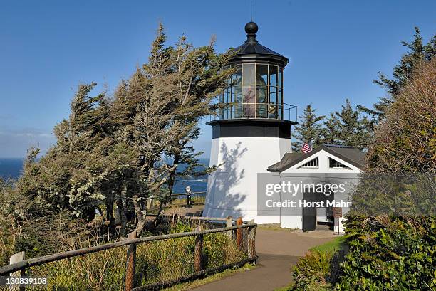 cape meares lighthouse, tillamook bay, oregon, usa - tillamook county stock-fotos und bilder