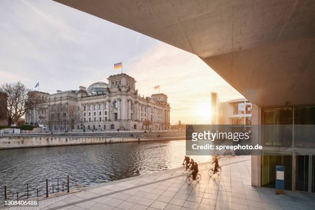reichstag berlin at sunset - politica e governo foto e immagini stock
