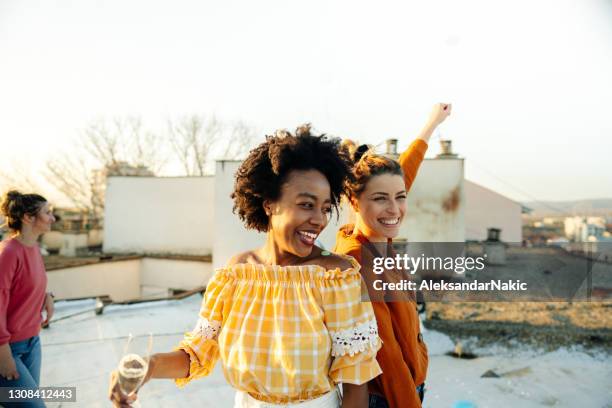 vriendinnen die een geweldige tijd op een dak hebben - girls night out stockfoto's en -beelden