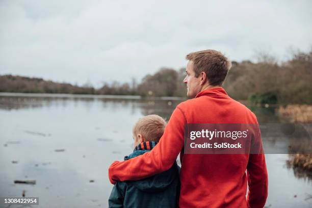 father and son looking at the view - arm around back stock pictures, royalty-free photos & images