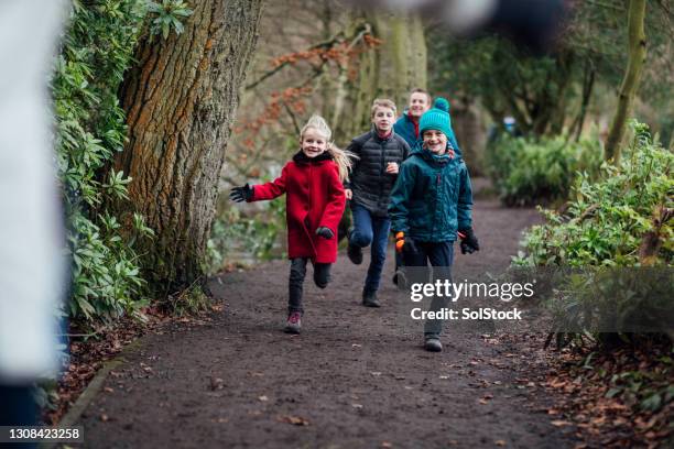 family racing each other - drei kinder stock-fotos und bilder