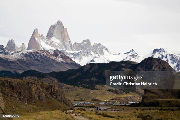 Street To El Chalten With The Fitz Roy Massiv National Park Los Glaciares Argentina Patagonia South America, Foto de stock
