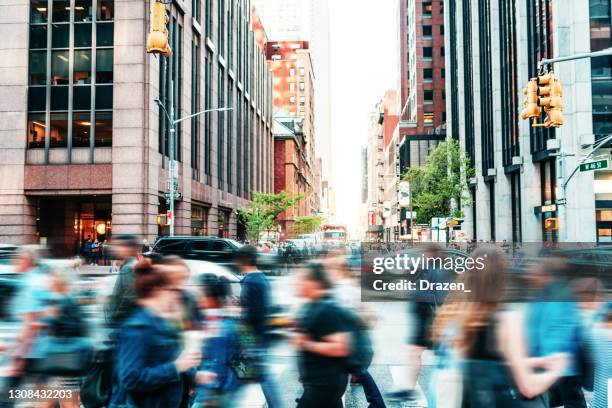 überfüllte straße mit menschen in new york im frühling - hauptverkehrszeit stock-fotos und bilder
