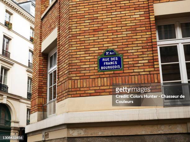 francs bourgeois street sign on the facade of a building in paris - straatnaambord stockfoto's en -beelden