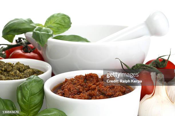 tomato and basil pesto - pistou photos et images de collection