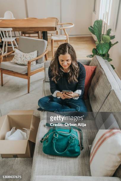 mujer tomando foto de su nuevo bolso de marca - bolso abierto fotografías e imágenes de stock