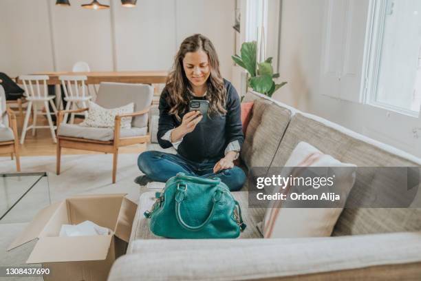 mujer tomando foto de su nuevo bolso de marca - bolso abierto fotografías e imágenes de stock