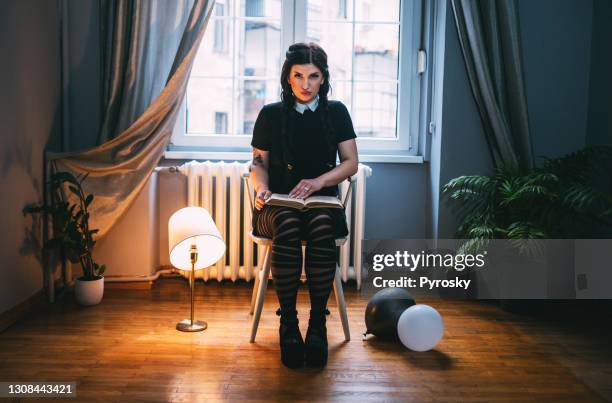 atractiva mujer con trenzas en un vestido negro - gothic fotografías e imágenes de stock