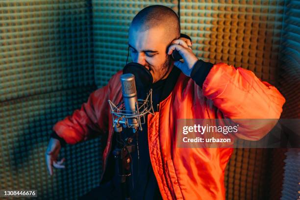 uomo che canta in studio di registrazione - passione foto e immagini stock