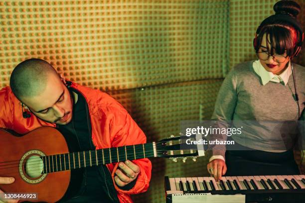 zwei musiker spielen im studio - tanzpaar stock-fotos und bilder