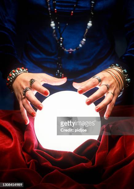 mãos cartomante em bola de cristal brilhante - fortune teller - fotografias e filmes do acervo