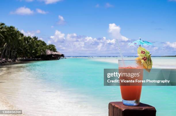 cocktail in the beach on an amazing sunny day at one foot island in the lagoon of aitutaki - south pacific ocean fotografías e imágenes de stock