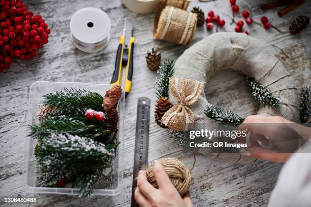 close-up of craftswoman making advent wreath - manualidades fotografías e imágenes de stock