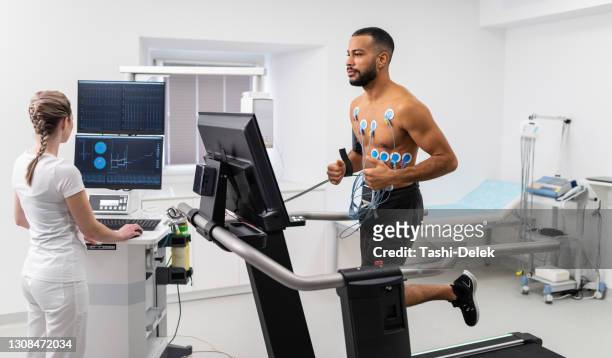 interpretazione dell'elettrocardiogramma dei giovani atleti - posizione sportiva foto e immagini stock