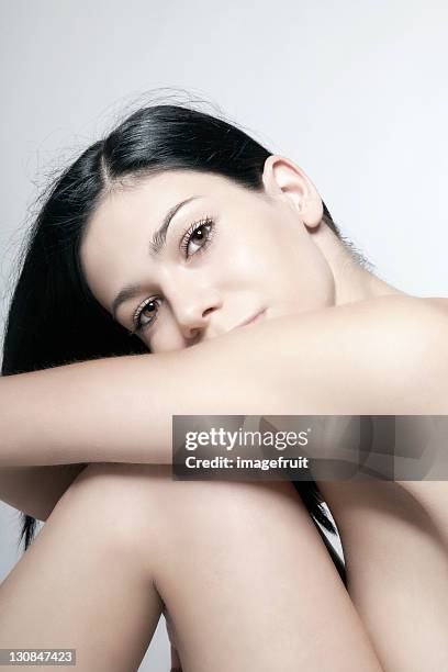 dark haired young woman, portrait - pale complexion stock-fotos und bilder