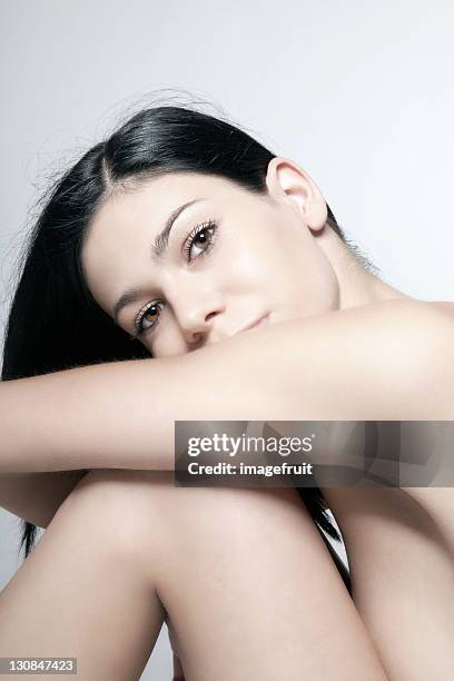 dark haired young woman, portrait - light skin black woman - fotografias e filmes do acervo