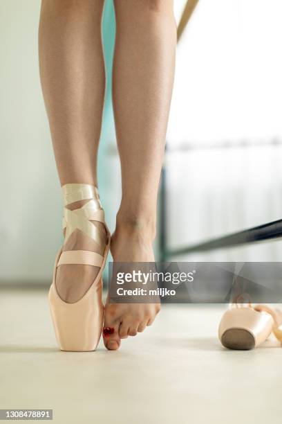 ballerina en haar gewonde voet na opleiding - ballerina feet stockfoto's en -beelden