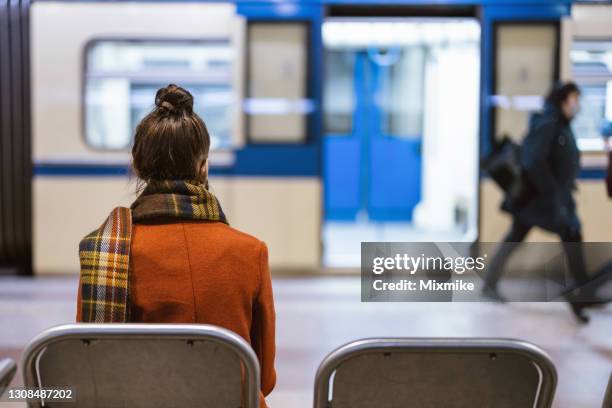 viajero sentado en un banco en el metro - bulgaria fotografías e imágenes de stock