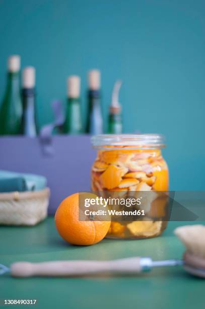 diy cleaning supplies made from vinegar and orange peel - sabor - fotografias e filmes do acervo