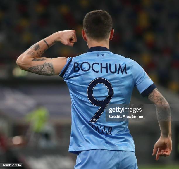 Simon Zoller of Bochum celebrates his team's first goal during the Second Bundesliga match between Fortuna Düsseldorf and VfL Bochum 1848 at Merkur...