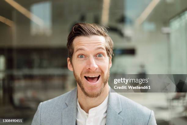 cheerful businessman with mouth open - hombre asombrado fotografías e imágenes de stock