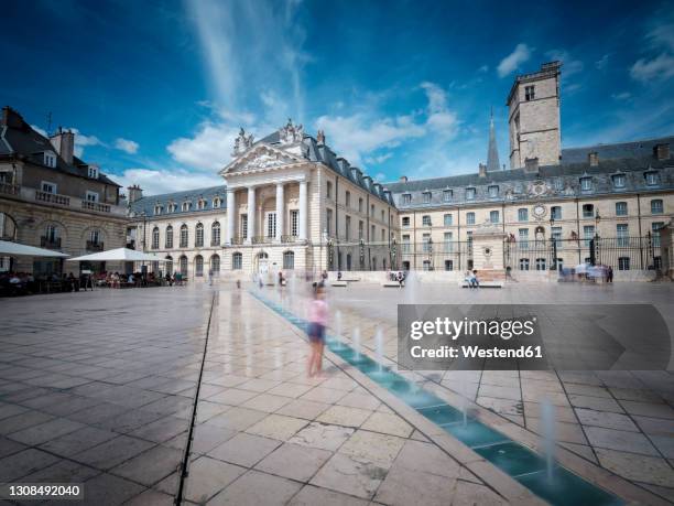 france, cote-dor, dijon, town square in front ofpalace of dukes and estates of burgundy - dijon - fotografias e filmes do acervo