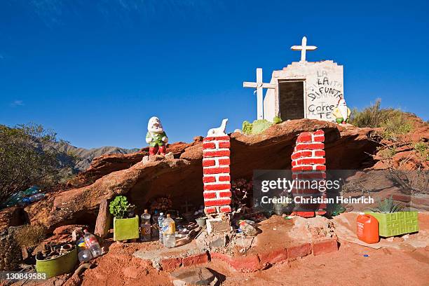 memorial place of the difunta correa, patron saint of the people, north of ãrgentina, argentina, south america - gnome photos et images de collection