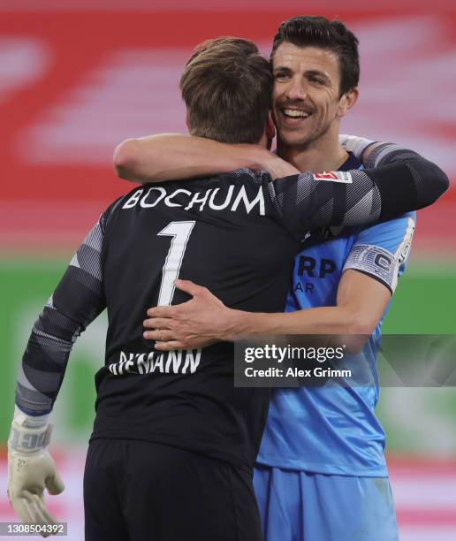 Team captain Anthony Losilla and goalkeeper Manuel Riemann of Bochum celebrate after the Second Bundesliga match between Fortuna Düsseldorf and VfL...