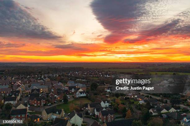 drone view of modern housing development in the uk - dorf oben stock-fotos und bilder