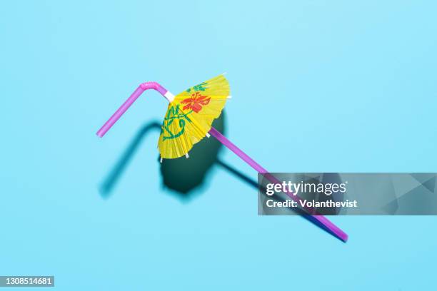 umbrella parasol drinking straw on blue pool background - parasol persoonlijk accessoire stockfoto's en -beelden