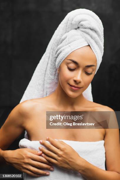 woman portrait after beauty and spa treatment on dark background - girl shower stock-fotos und bilder