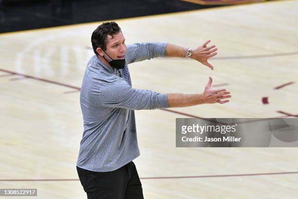 Head coach Luke Walton of the Sacramento Kings signals to his players during the second quarter against the Cleveland Cavaliers at Rocket Mortgage...