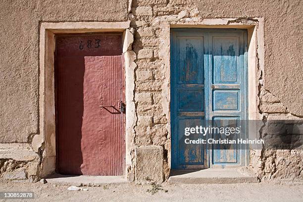 decayed house facades with doors, city center of uyuni, altiplano, bolivia, south america - southernly stock pictures, royalty-free photos & images