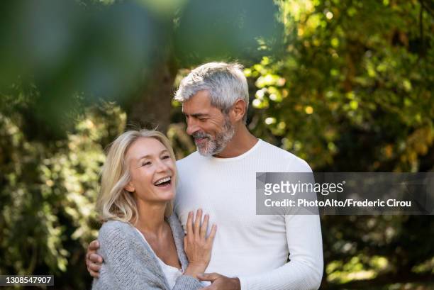 happy mature couple embracing in backyard - best ager paar garten stock-fotos und bilder