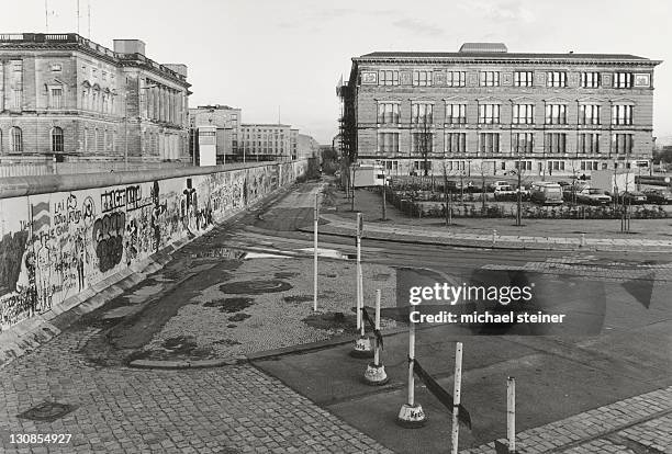 view over the berlin wall in 1985, martin gropius building on the west side, today's house of representatives, on the east side, the berlin wall, as seen from stresemannstrasse, kreuzberg, berlin, germany, europe - catchwords stockfoto's en -beelden