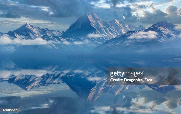 hermoso reflejo de la montaña glaciar mount cook cubierta de nieve peak frente al hermoso lago turquesa pukaki en verano, nueva zelanda - tékapo fotografías e imágenes de stock