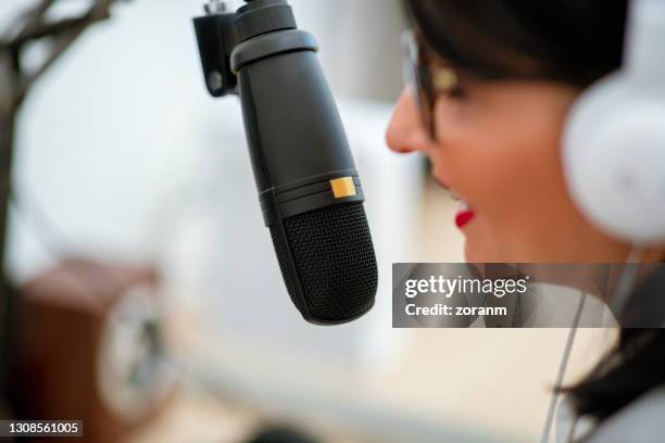 using condenser mic for making podcast - radio host imagens e fotografias de stock