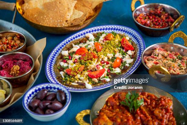 gegrillte auberginen und dattelpüree salat, käse, tomaten und granatapfel melasse am buffet - lavash stock-fotos und bilder