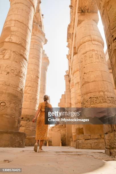 frau erkundet antike tempel in ägypten - luxor stock-fotos und bilder