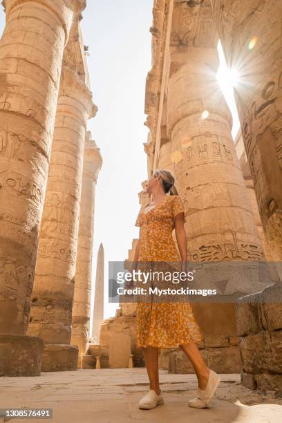 frau erkundet antike tempel in ägypten - tempel von karnak stock-fotos und bilder