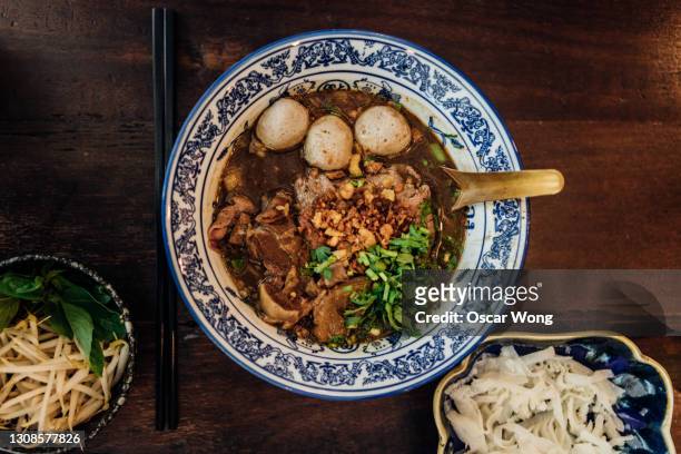 traditional chinese beef noodle soup - chinese soup photos et images de collection