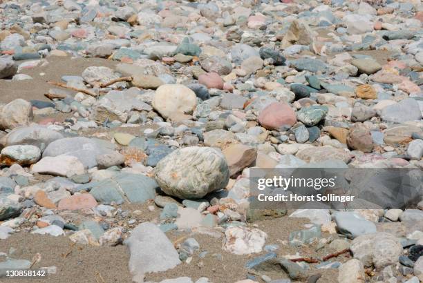 Riverside Bank With Multi Coloured Gravel Of Central Alpine Origine Bavaria Germany, Foto de stock