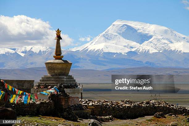 tibetan buddhism, stupa, chorten, darchen pilgrimage site, snow-covered mountain gurla mandhata, kailash region, himalayas, tibet autonomous region, people's republic of china, asia - tibet stock pictures, royalty-free photos & images