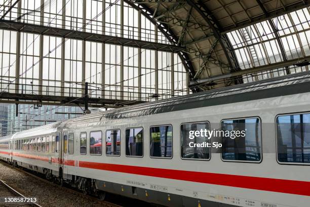 trein van de deutsche bahn (db vanaf amsterdam centraal station) - centraal station stockfoto's en -beelden