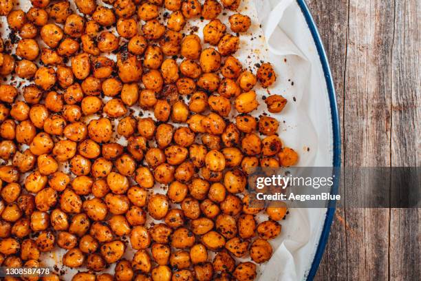 flat lay gerösteten würzigen snack kichererbsen in tablett - kichererbse stock-fotos und bilder