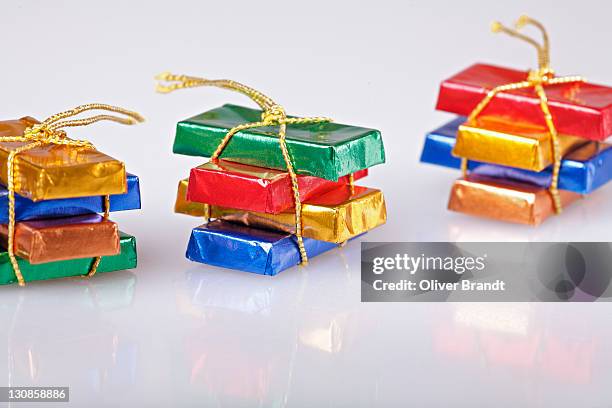 chocolate packed in colored tinfoil - chocolate packaging stock pictures, royalty-free photos & images