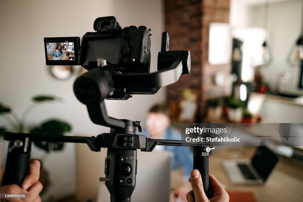Camarógrafo grabando con su equipo