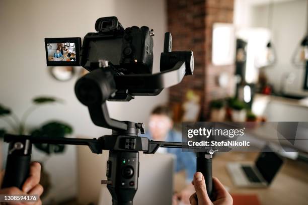 cameraman die met zijn materiaal opneemt - multimedia stockfoto's en -beelden